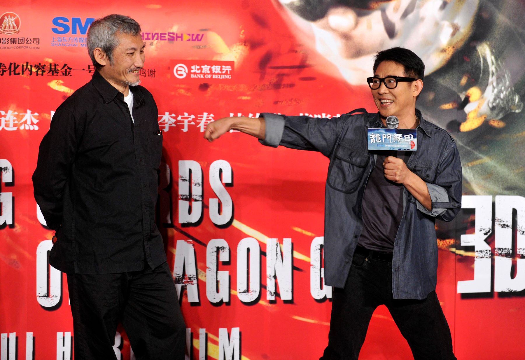 (L to R) Director Tsui Hark and Jet Li at a conference for 'The Flying Swords of Dragon Gate' in Beijing, China