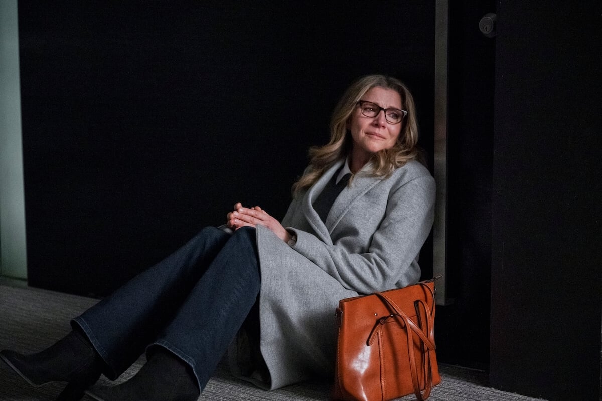 Sarah Chalke as Kate, sitting on the floor, in 'Firefly Lane' Season 2 on Netflix