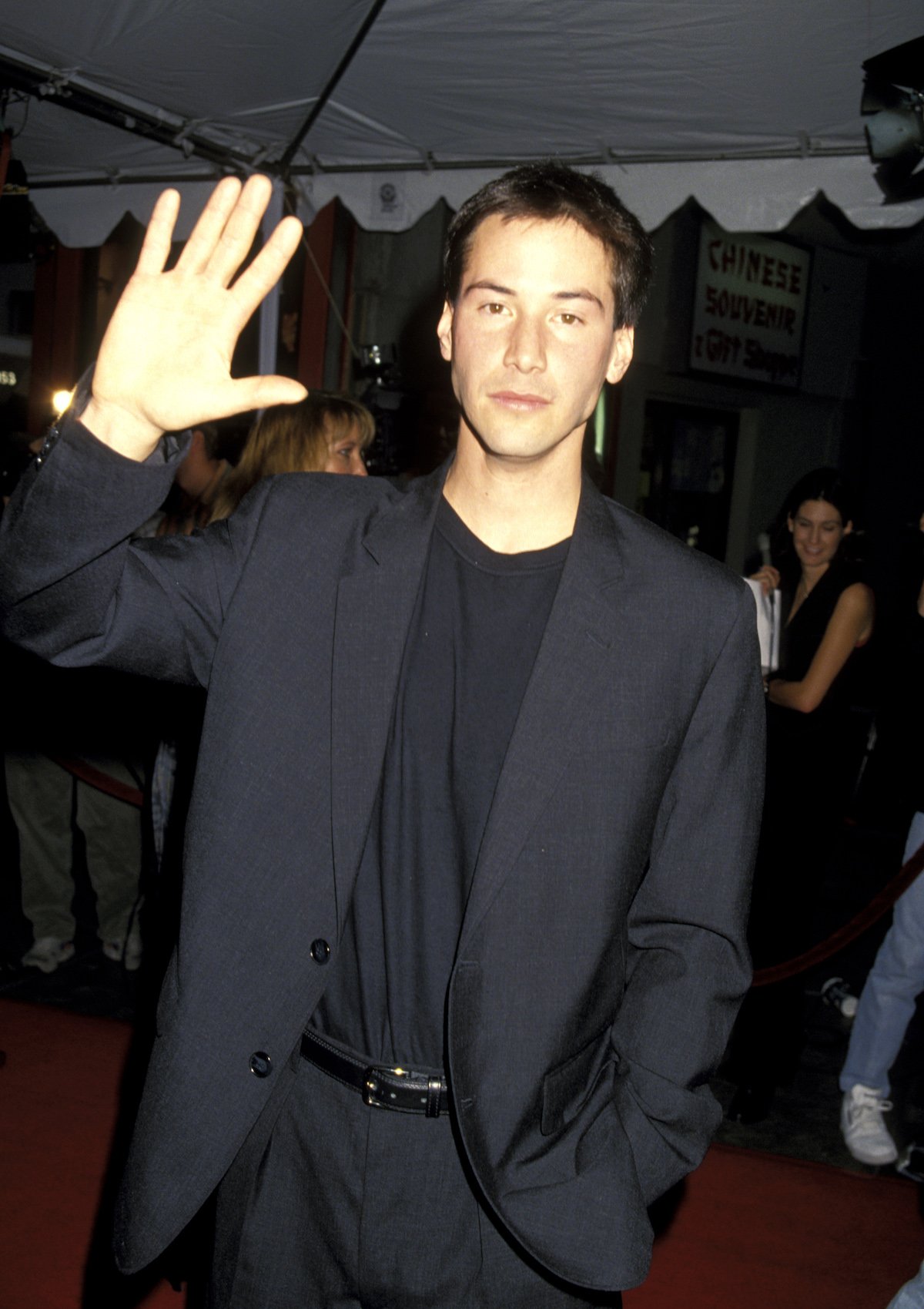 Keanu Reeves waves at the 'Speed' premiere