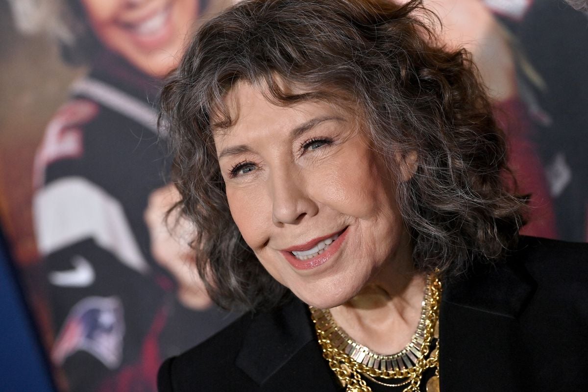 Lily Tomlin poses for photos at the premiere of "80 for Brady"