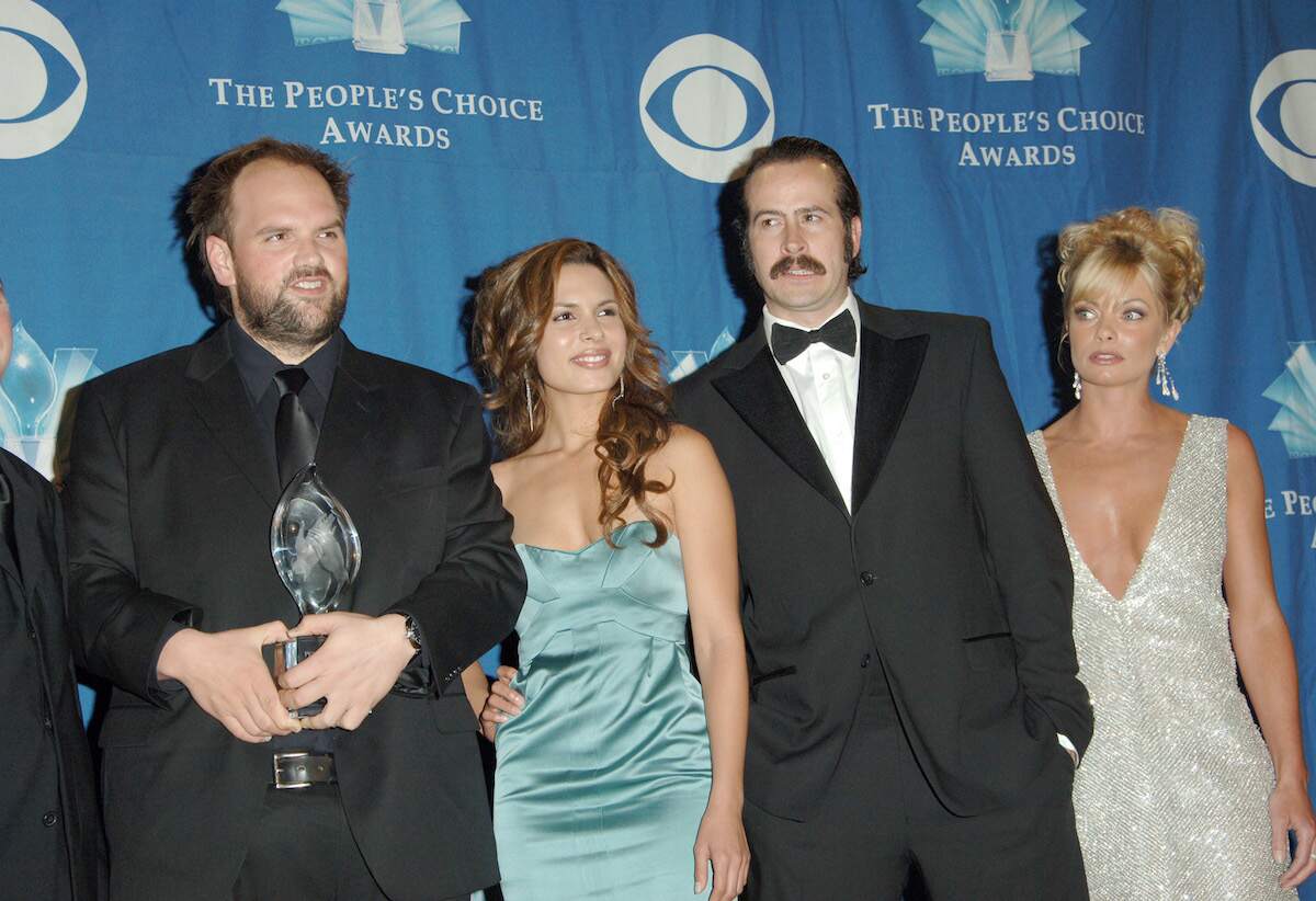 My Name Is Earl stars Ethan Suplee, Nadine Velazquez, Jason Lee, and Jaime Pressly take photos at the People's Choice Awards in 2009