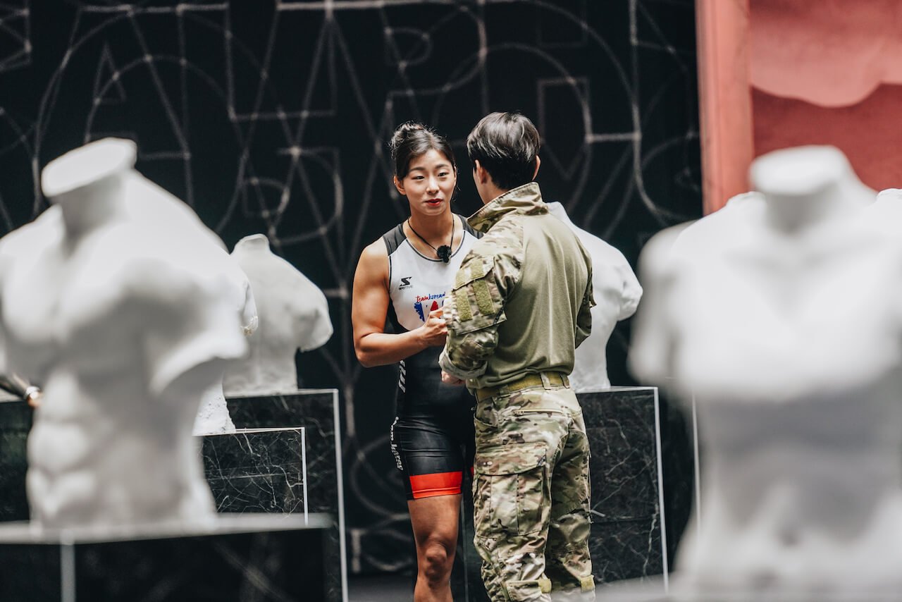 Jang Eun-sil talks to Agent H surrounded by plaster torsos on 'Physical 100'.