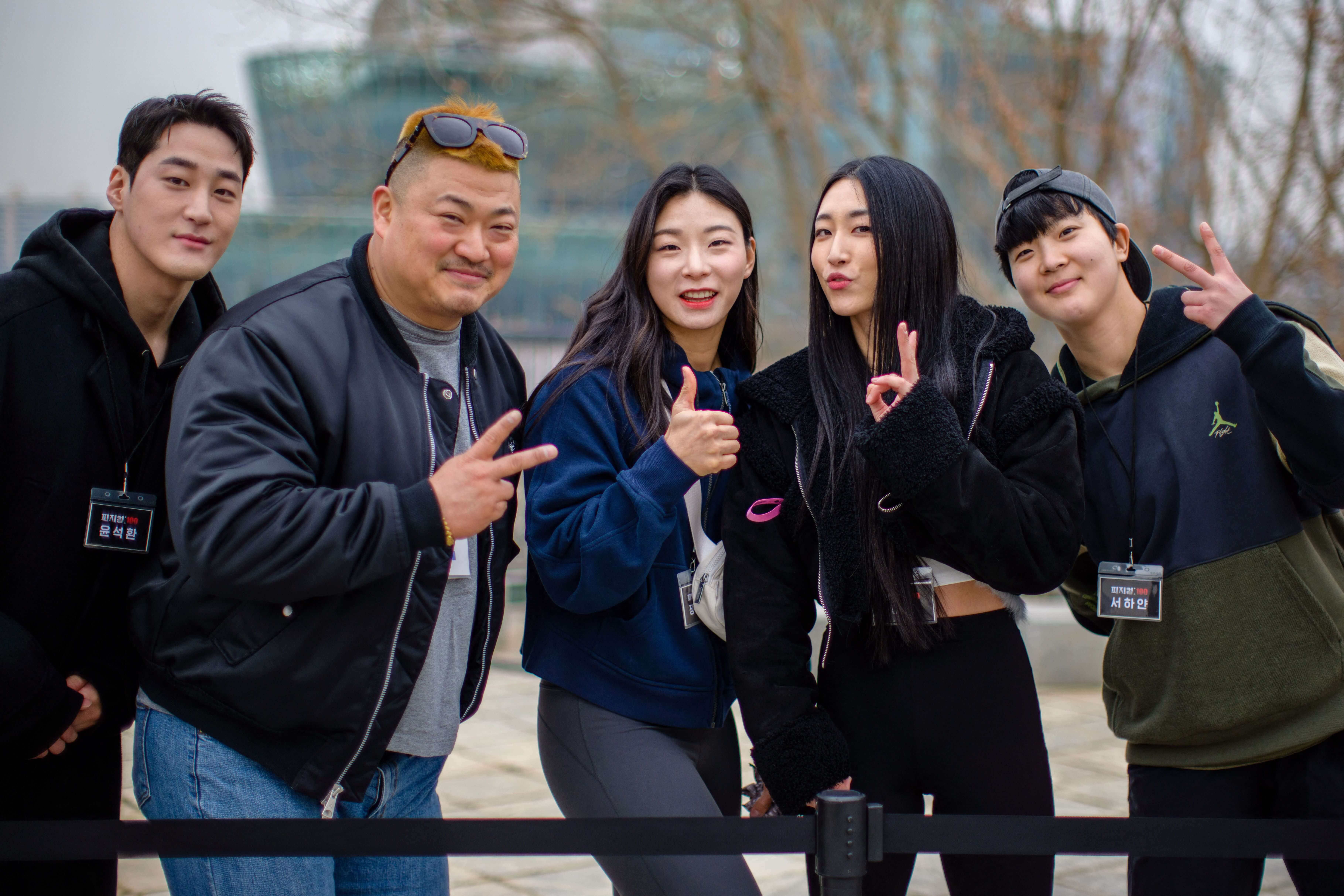 Jo Jin-hyeong, Jang Eun-sil, Seo Ha-yan, and Miho of 'Physical 100' pose together outside in jackets.