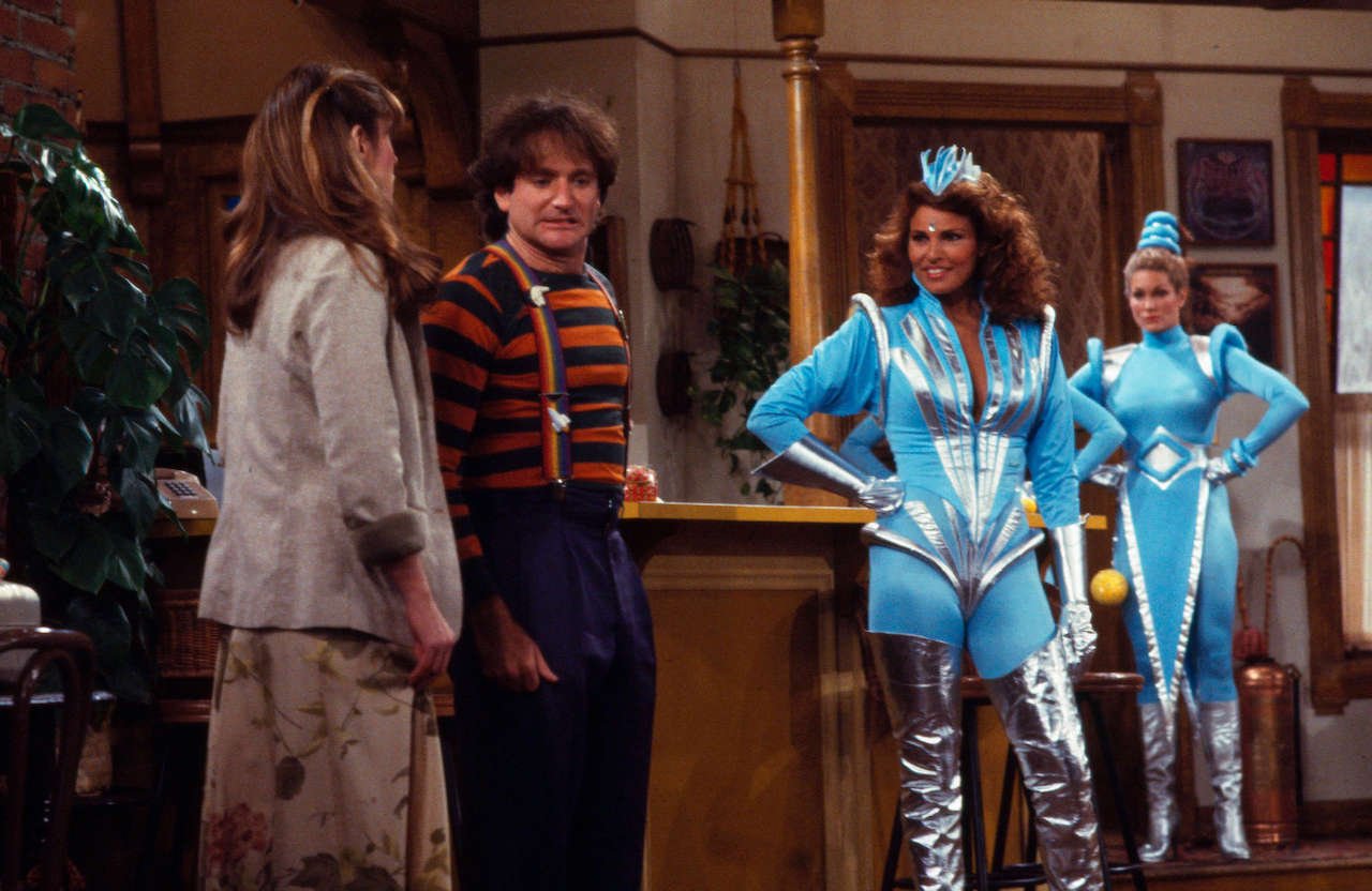Pam Dawber, Robin Williams, Raquel Welch and extras on "Mork & Mindy: Mork VS. The Necrotrons" in 1979.