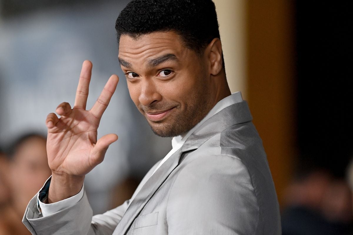 Regé-Jean Page waves to the camera at a movie premiere event.