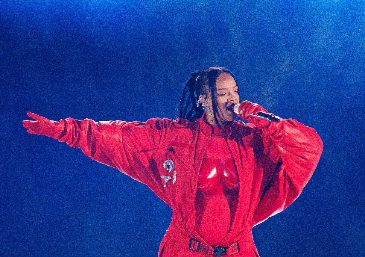 Rihanna performs Super Bowl halftime show while pregnant