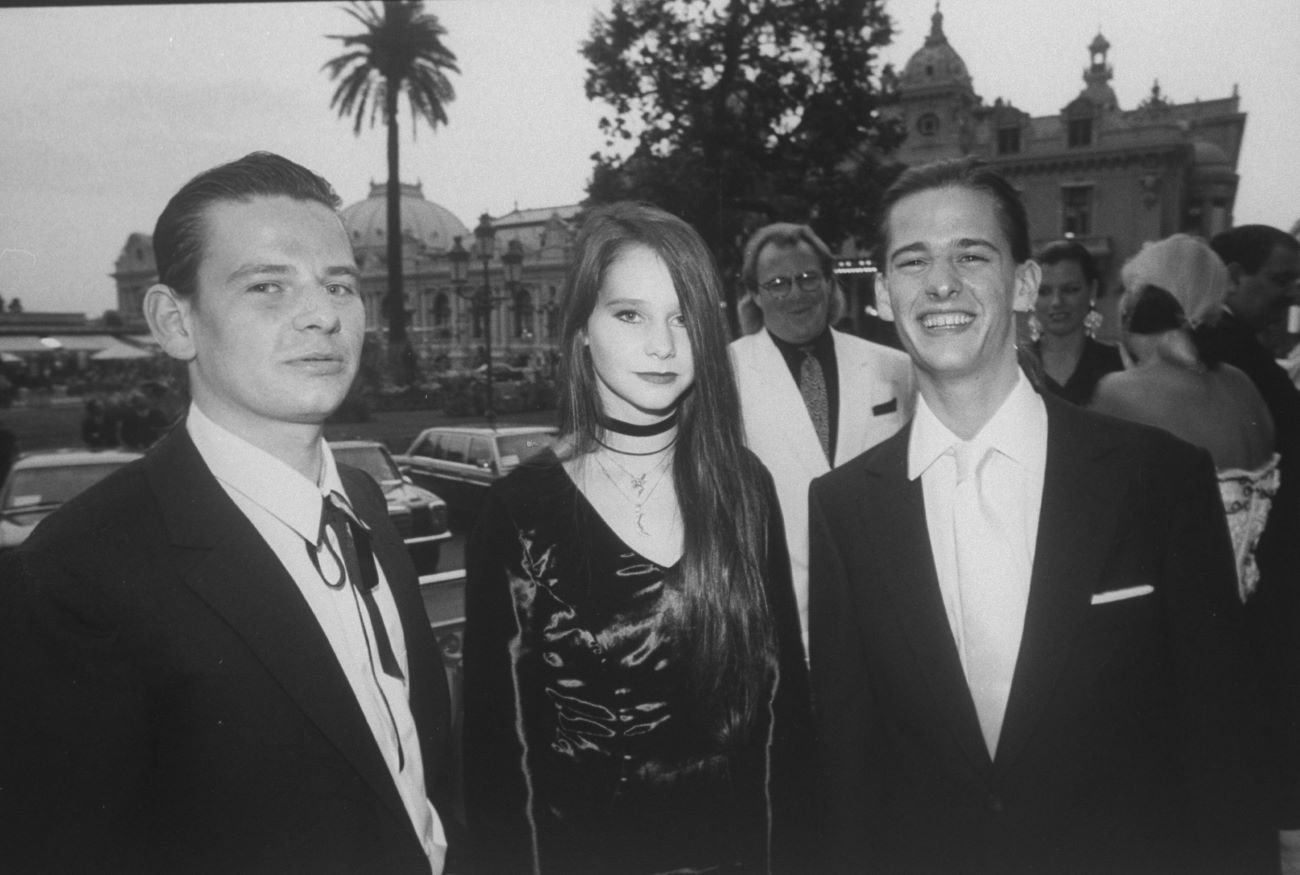 A black and white picture Ringo Starr's children Zak, Lee, and Jason standing outside at their mother's wedding.