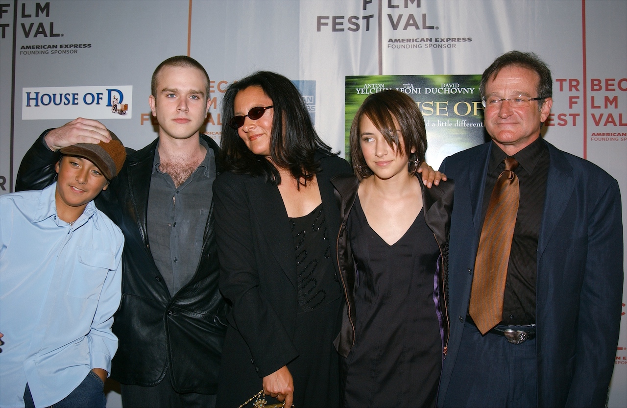 (L-R) Cody, Zachary and Zelda Williams, Marsha Garces, and Robin Williams in 2004.