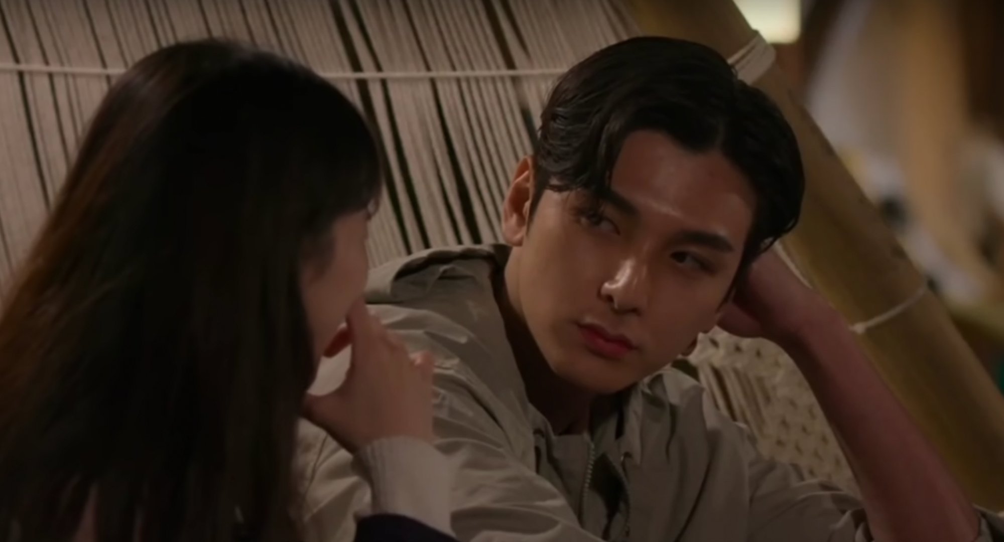 Se-jun and So-e have a night talk on 'Single's Inferno' Season 2.