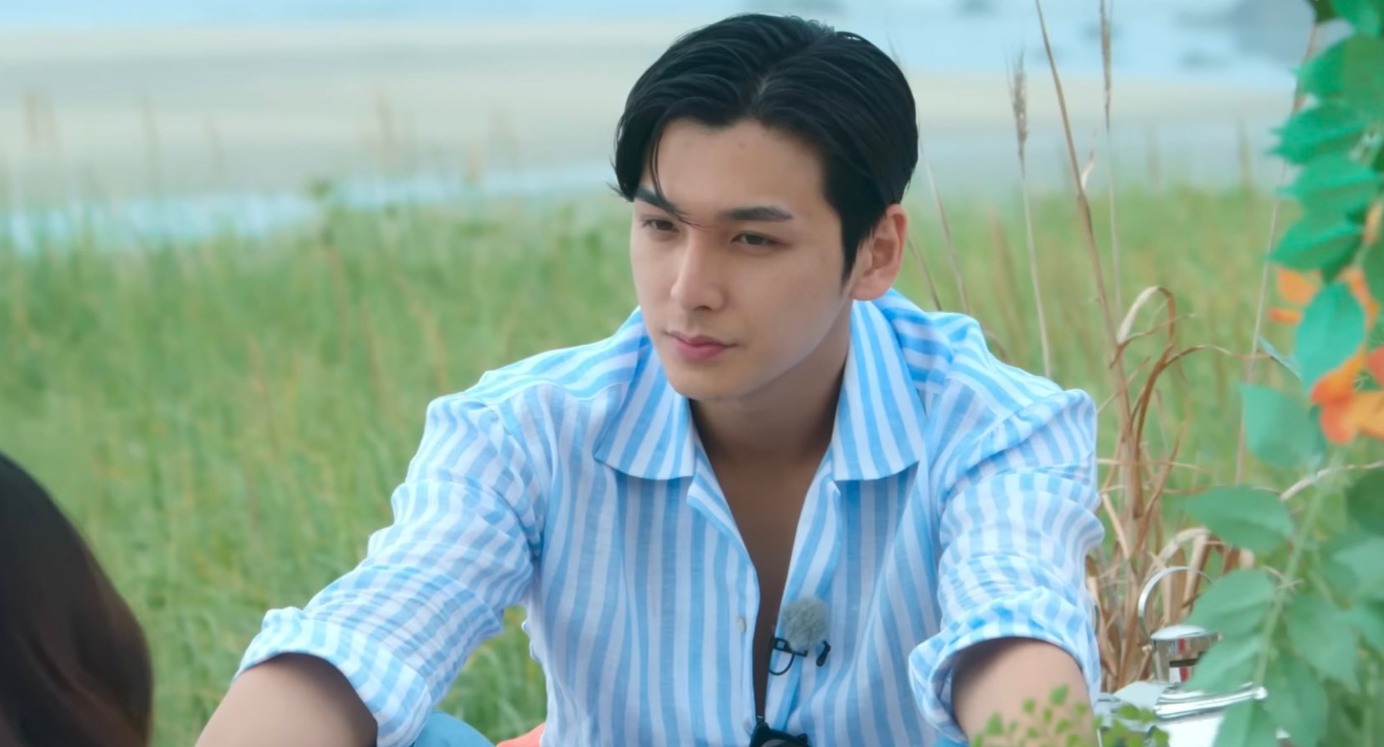 Se-jun on beach date with So-e in 'Single's Inferno' Season 2.