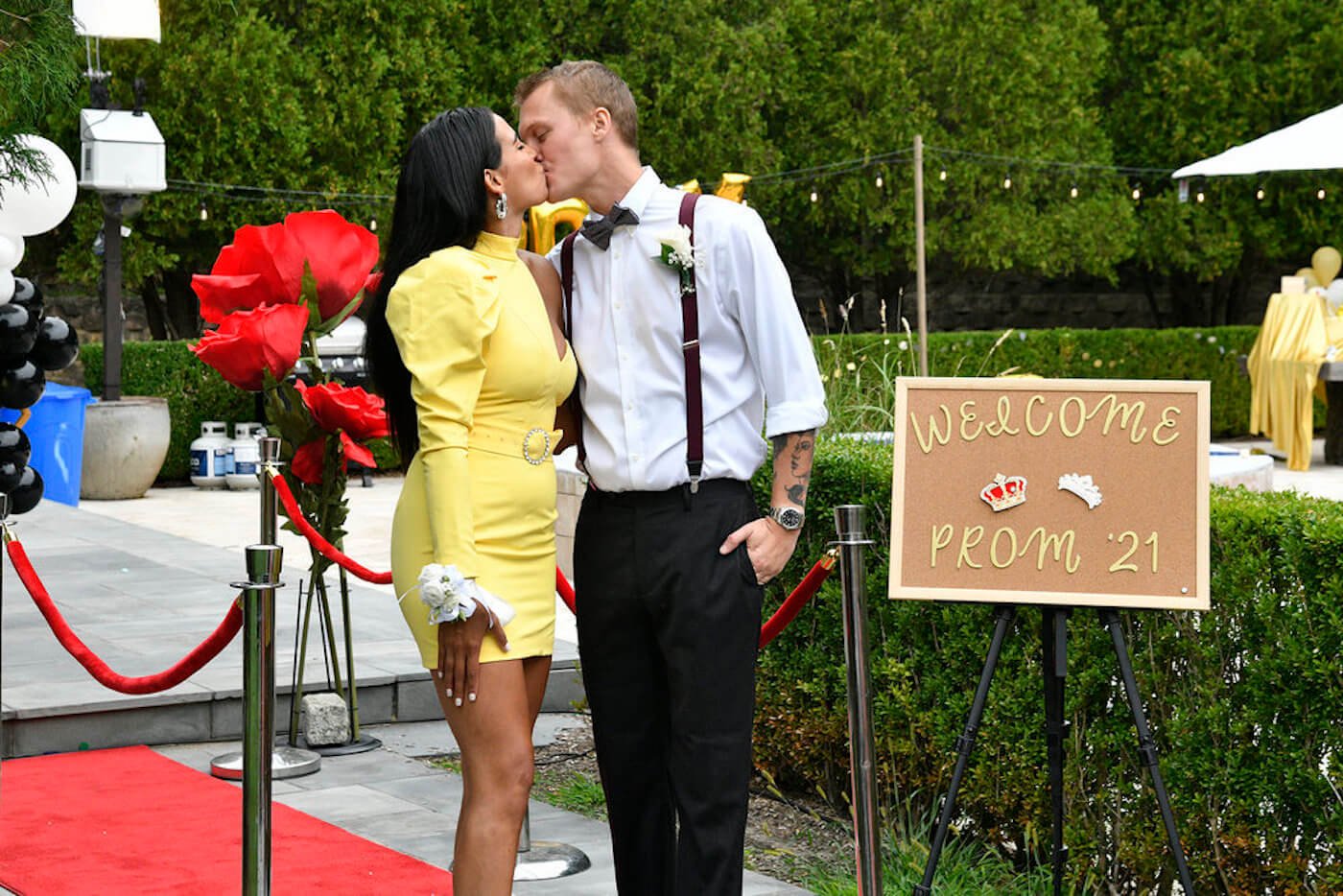 Danielle Olivera and Robert Sieber  kiss on 'Summer House'