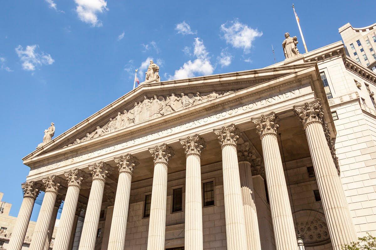 New York İlçe Yüksek Mahkemesi mavi bir gökyüzüne karşı bina.