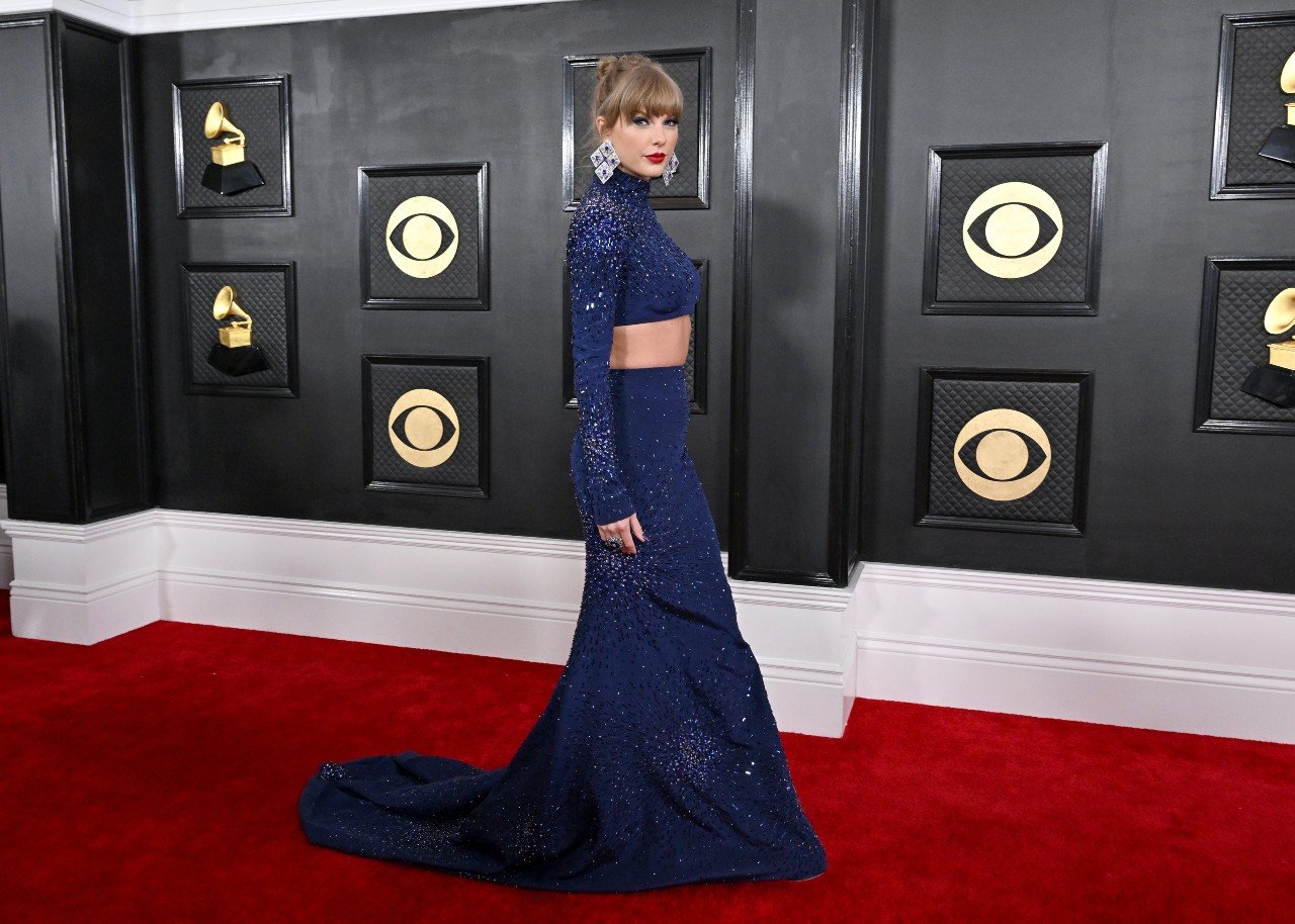 Taylor Swift poses in a midnight blue Roberto Cavalli dress at the 2023 Grammy Awards.
