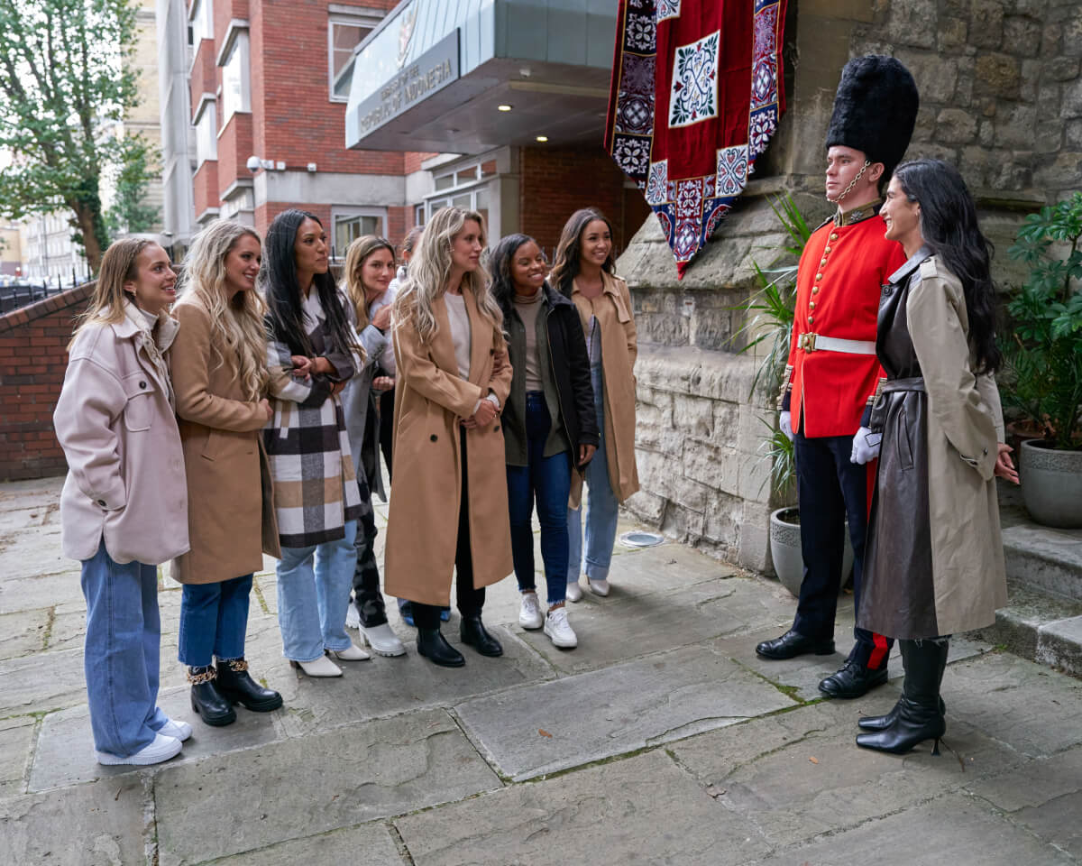 While Zach Shallcross is sick with coronavirus, The Bachelor contestants explore London and stand next to a member of The Queen's Guard.