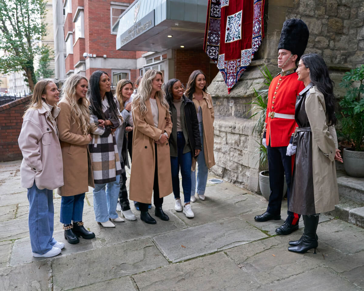 While Zach Shallcross is sick with coronavirus, The Bachelor contestants explore London and stand next to a member of The Queen's Guard. 