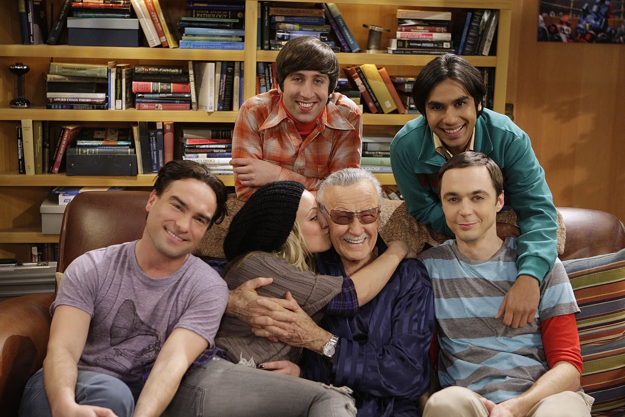 Johnny Galecki Simon Helberg, Kunal Nayyar, Jim Parsons, Kaley Cuoco pose with Stan Lee, who guest stars as himself in an episode of The Big Bang Theory