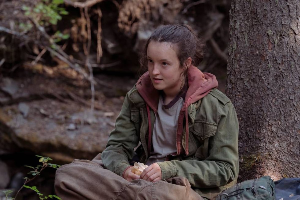 In The Last of Us, Ellie (Bella Ramsey) sits in the woods wearing an t-shirt and two jackets. 