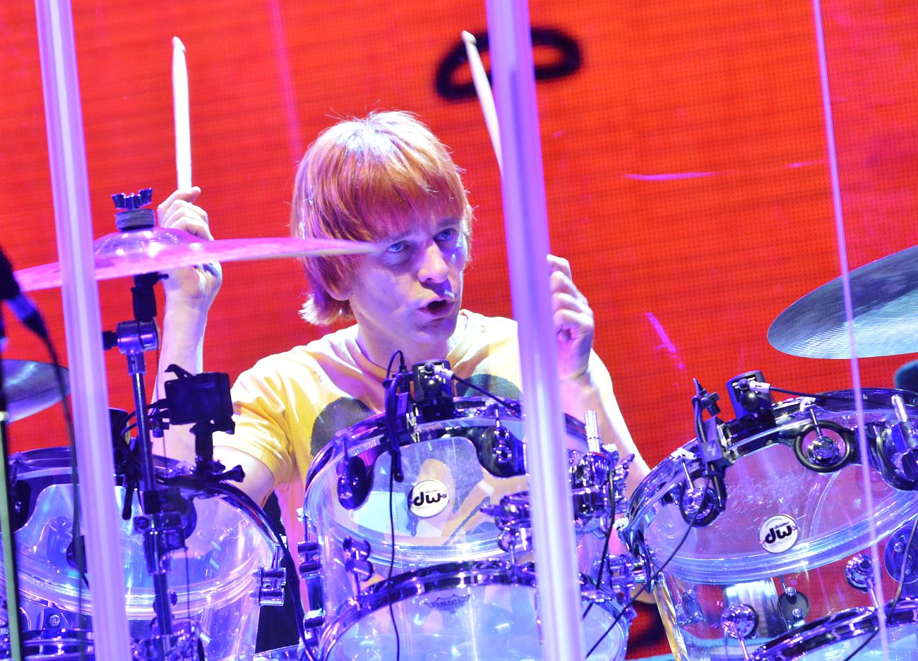 Zak Starkey plays the drums.