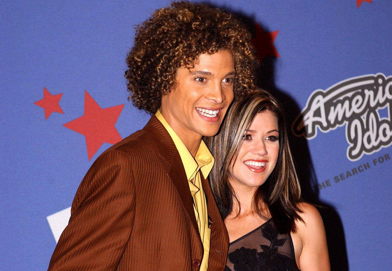 American Idol Season 1 runner-up Justin Guarini and winner Kelly Clarkson pose together in 2002