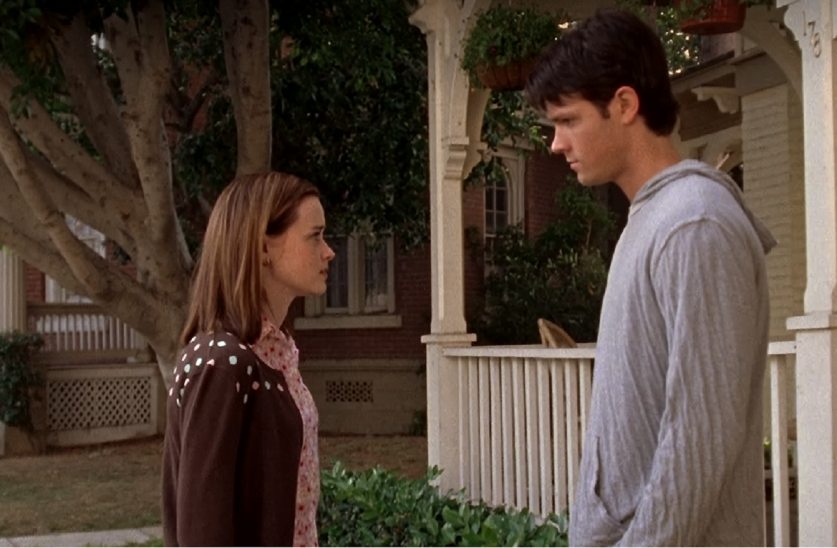 Rory and Dean stand outside of Dean's house in season 5 of 'Gilmore Girls'