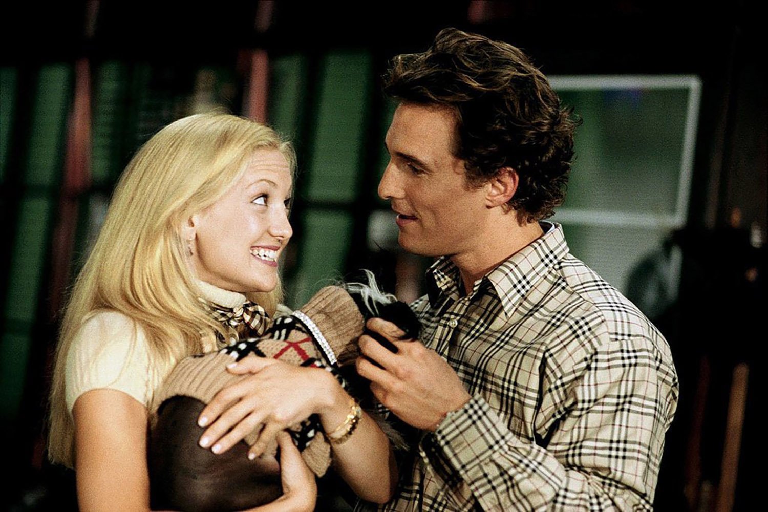 How to Lose a Guy in 10 Days: Kate Hudson as Andie holding a dog and Matthew McConaughey as Ben
