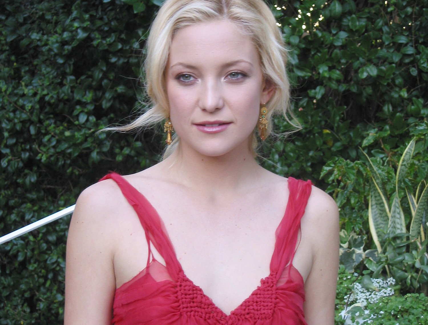 Kate Hudson poses at the How to Lose a Guy in 10 Days press conference in 2003