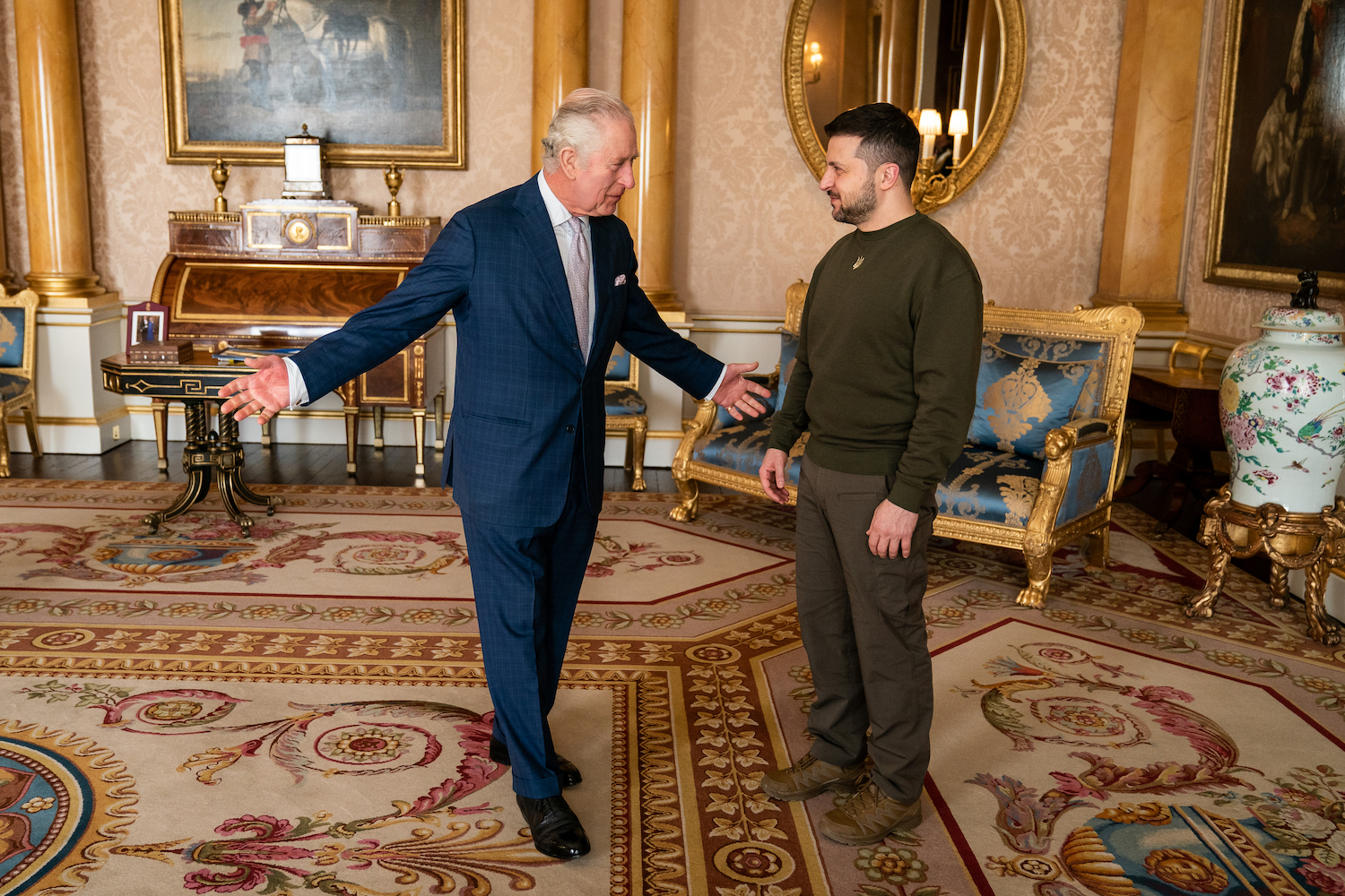 King Charles body language with Ukrainian President Volodymyr Zelensky as he welcomes him to Buckingham Palace