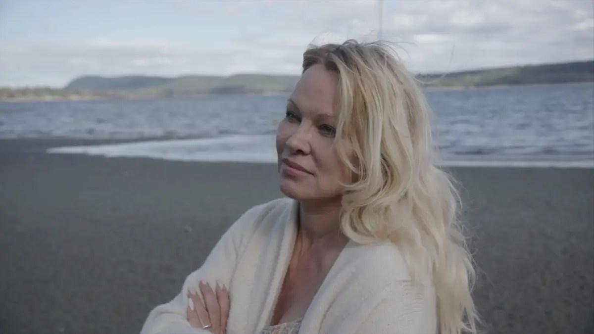 Pamela Anderson on the beaches of Canada in her Netflix documentary 'Pamela, a love story'