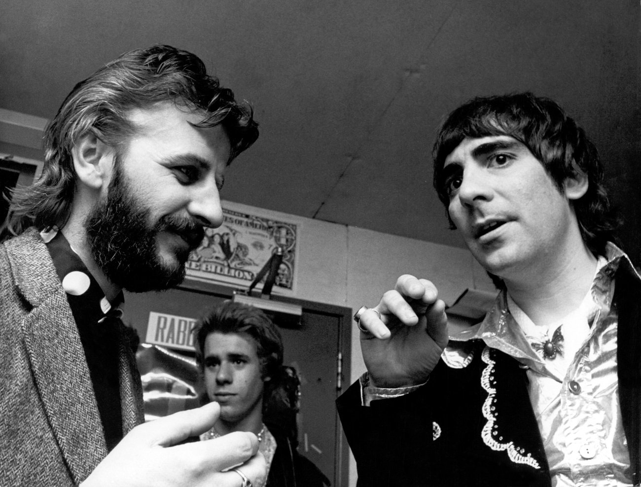 A black and white picture of Ringo Starr and Keith Moon in conversation.