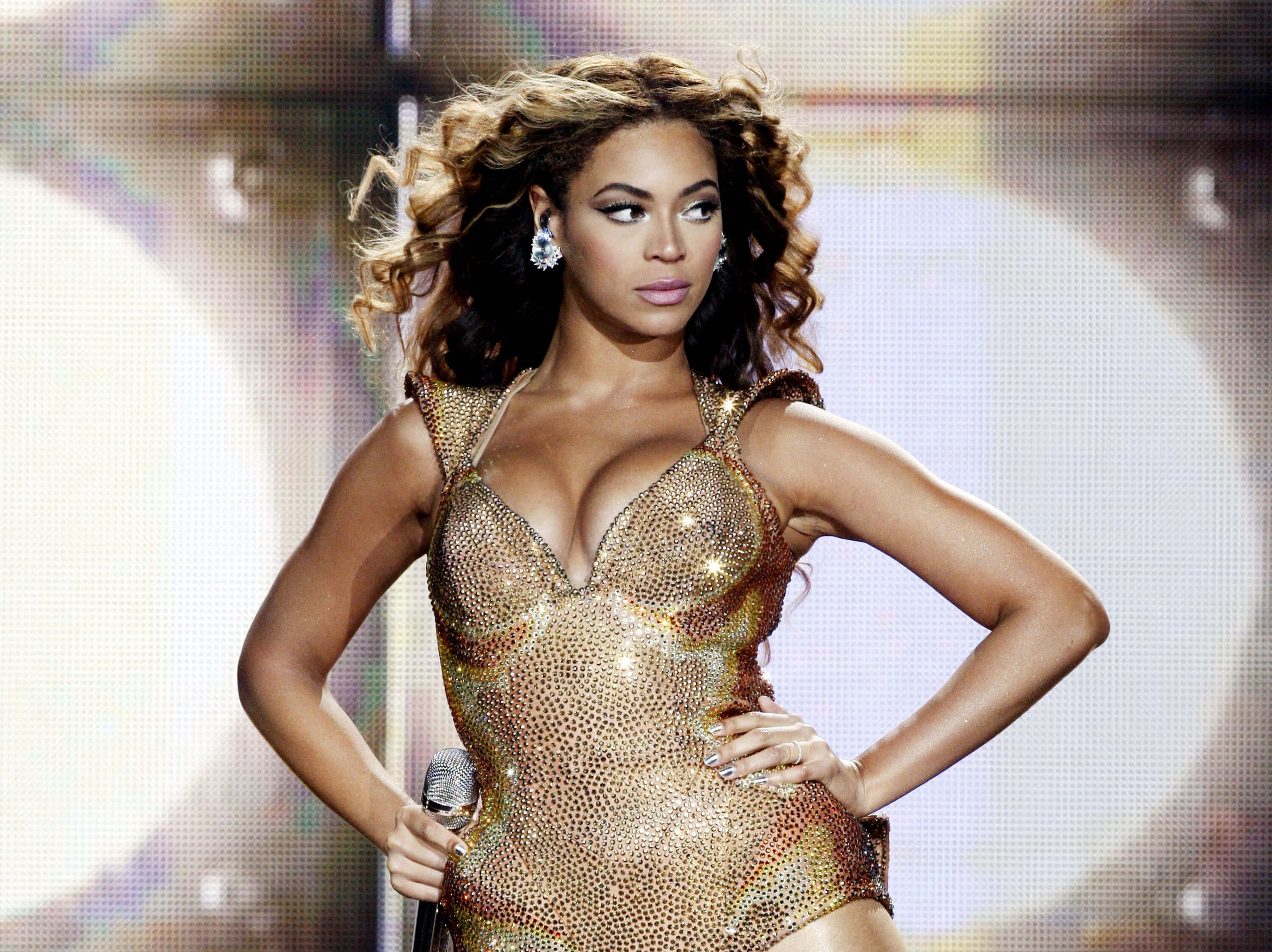 "Halo" singer Beyoncé wearing gold