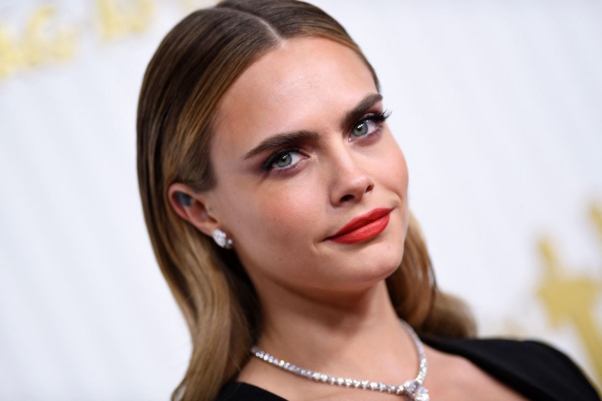 Cara Delevingne adopts a sober yet playful expression at the SAG Awards