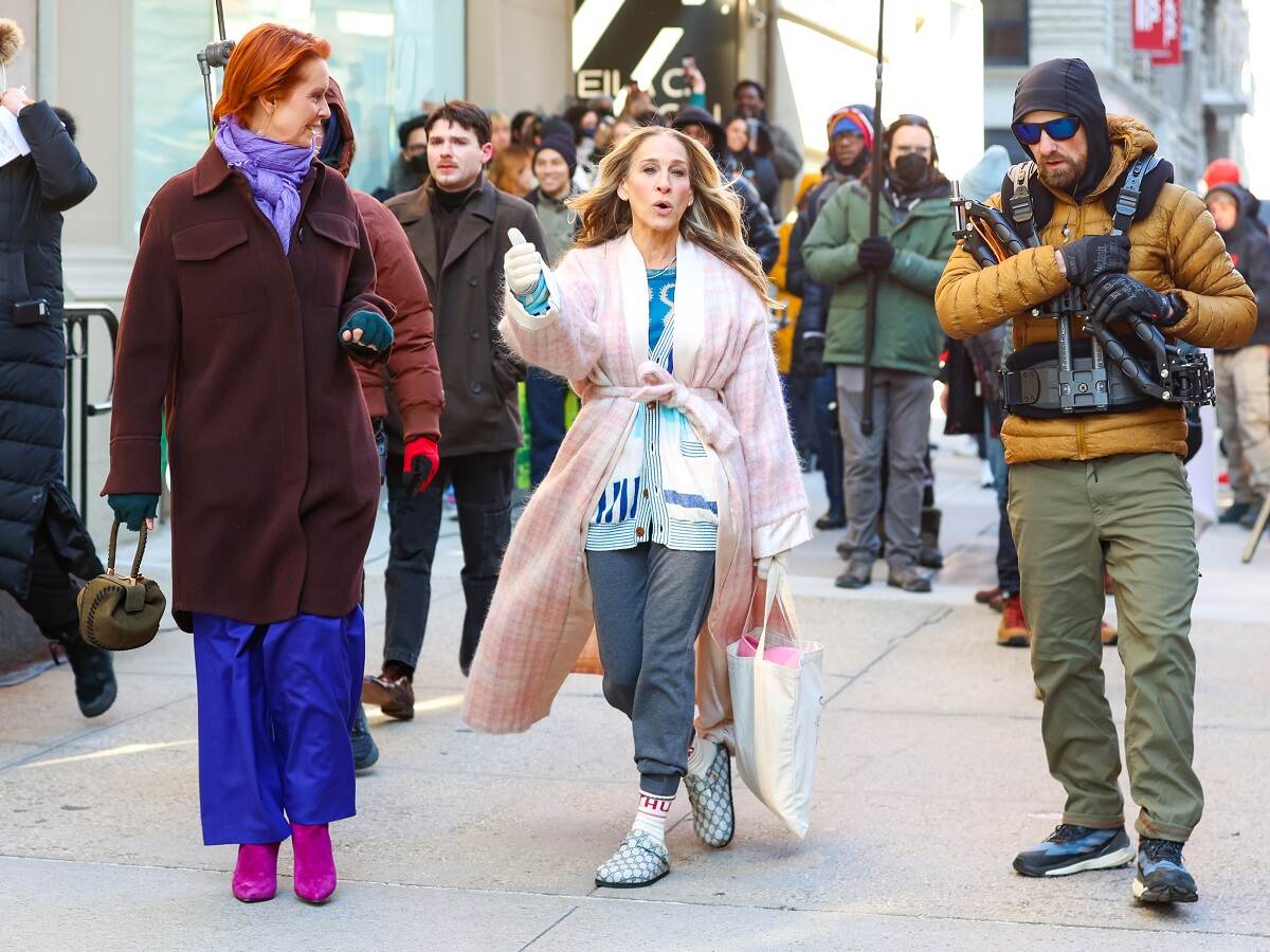 Miranda Hobbes, dressed in purple paints, and Carrie Bradshaw, wearing sweatpants and Birkenstock clogs film a scene for 'And Just Like That...' season 2