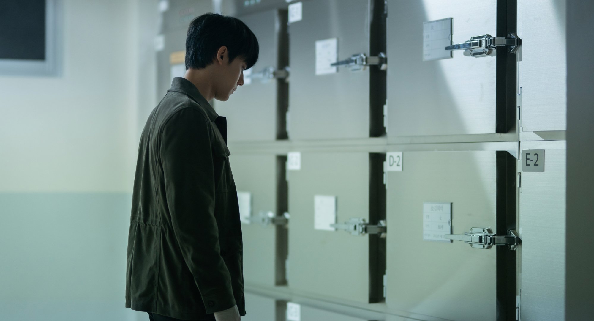 Character Yeo-jeon looking at So-hee in the morgue in 'The Glory.'