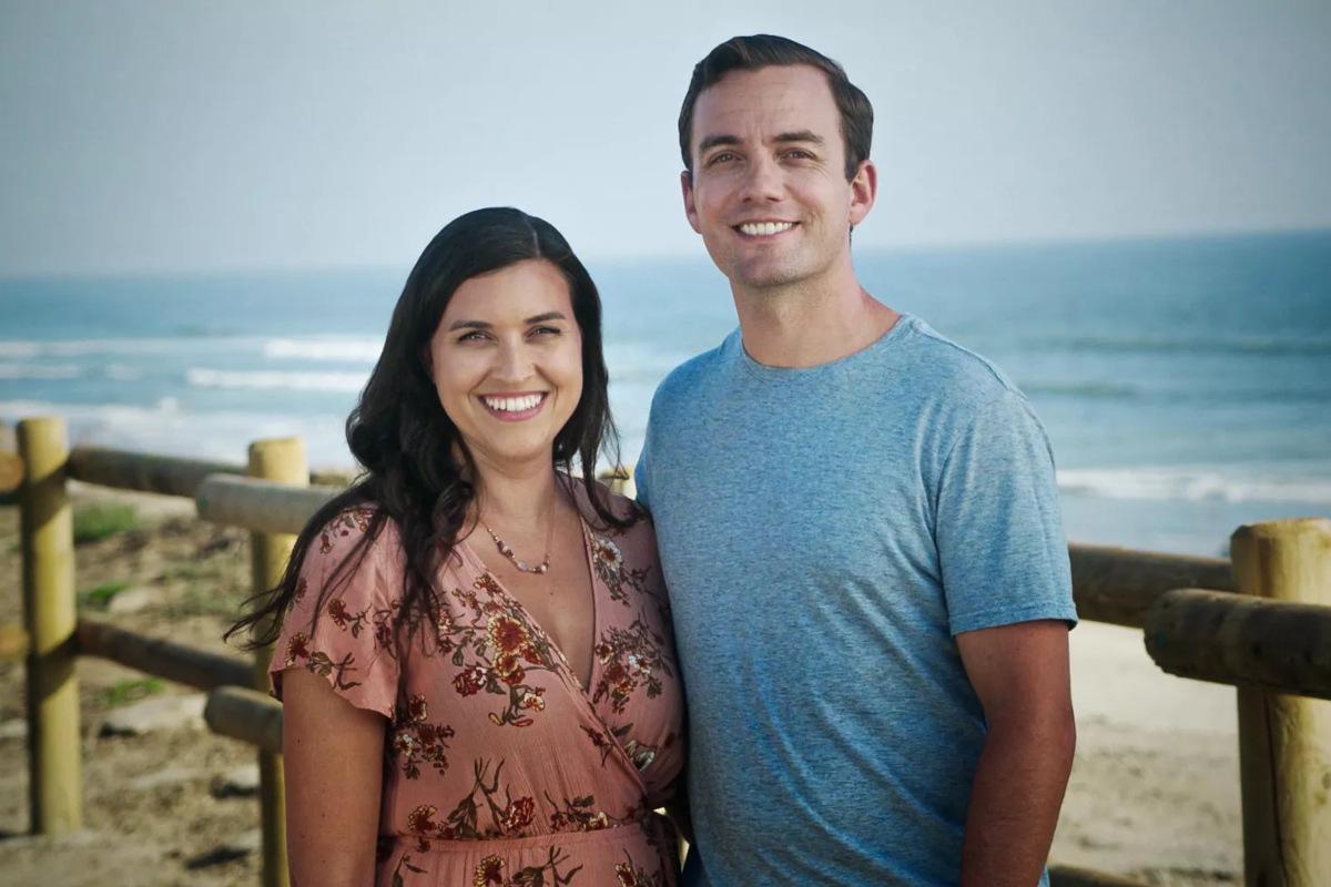 Elisa and Mike pose together for promo as cast members of 'Seeking Brother Husband' Season 1 on TLC.