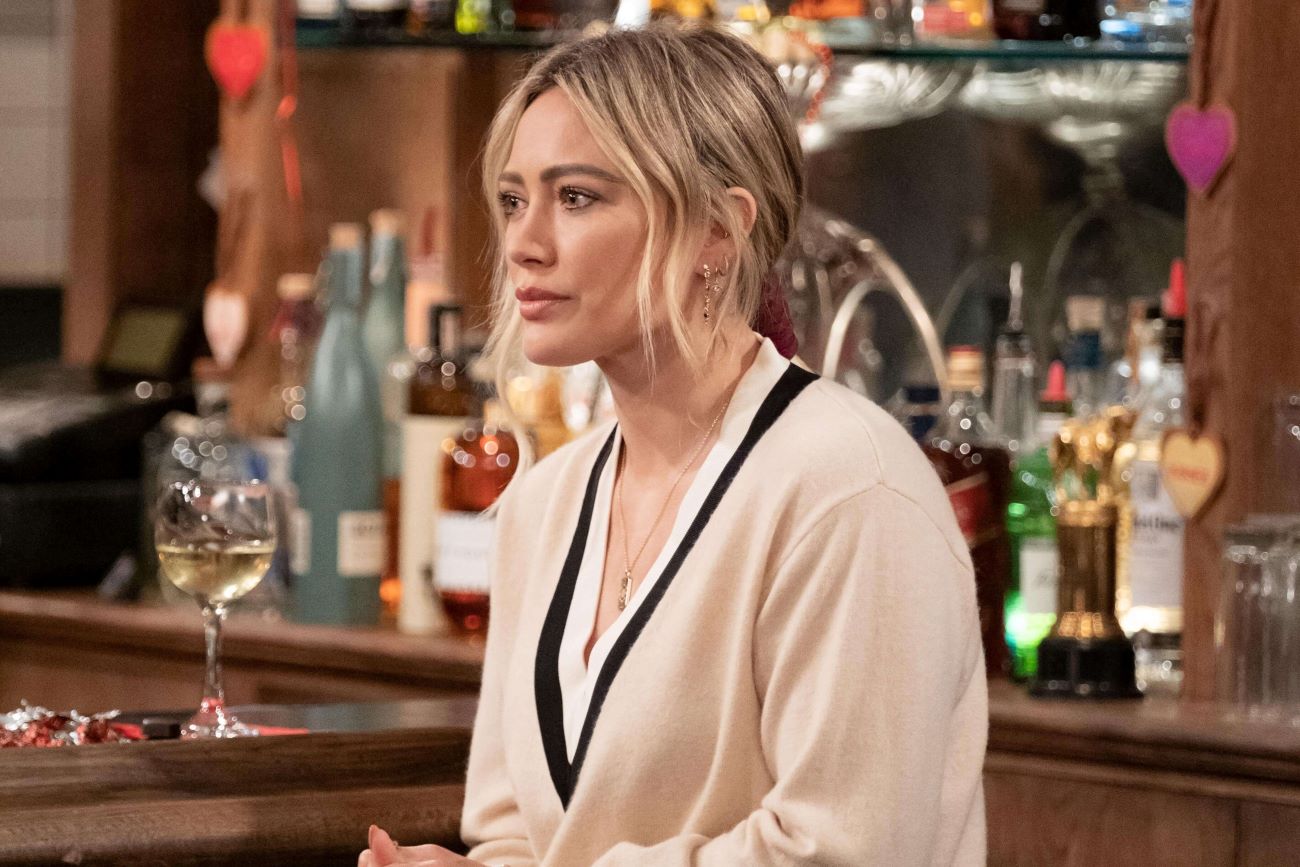 Hilary Duff, in character as Sophie in 'How I Met Your Father' Season 2 Episode 7 on Hulu, wears a white and black cardigan.