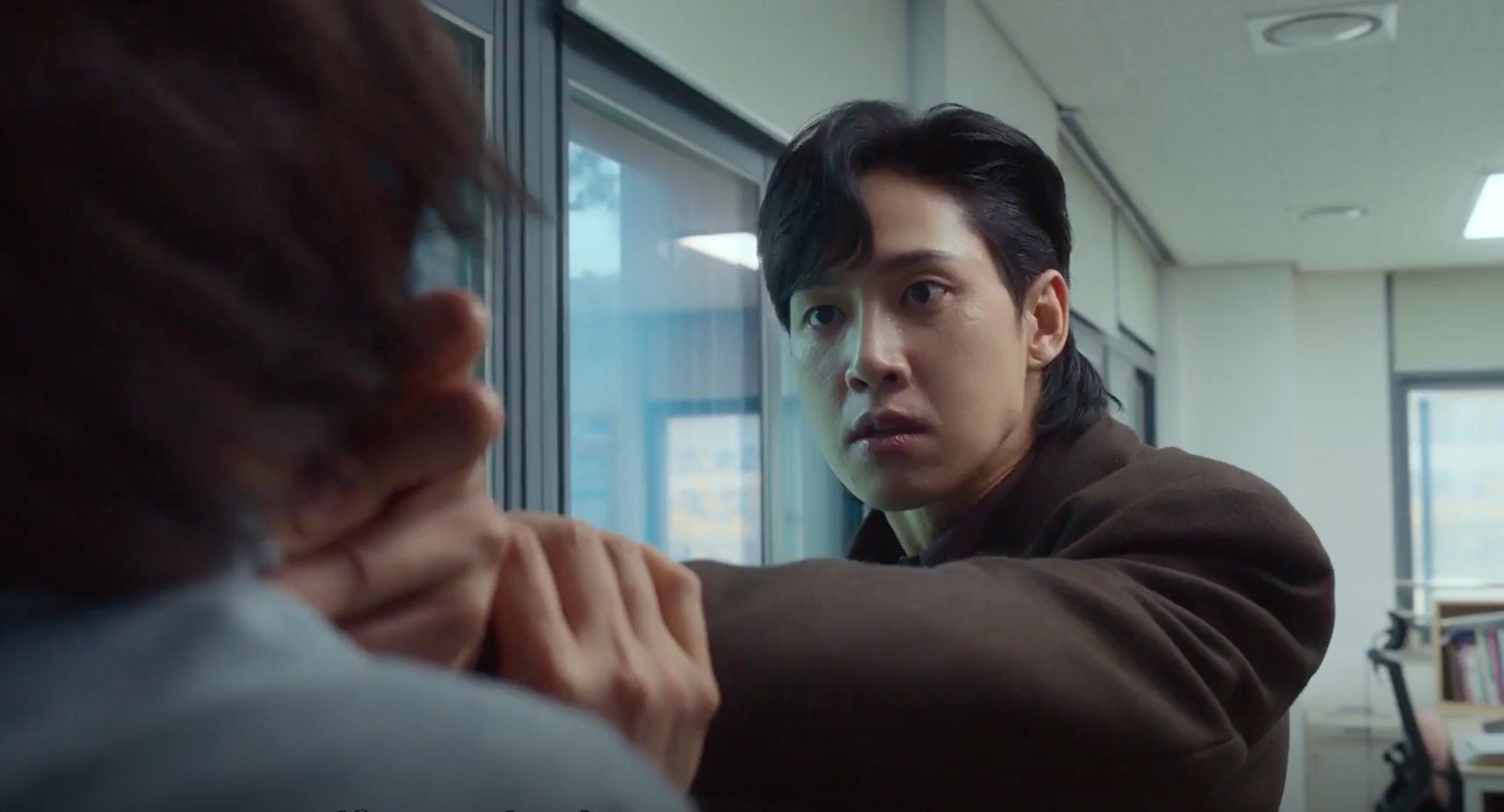 Jea-jun fighting Jeong-ho in 'The Glory' Part 2.