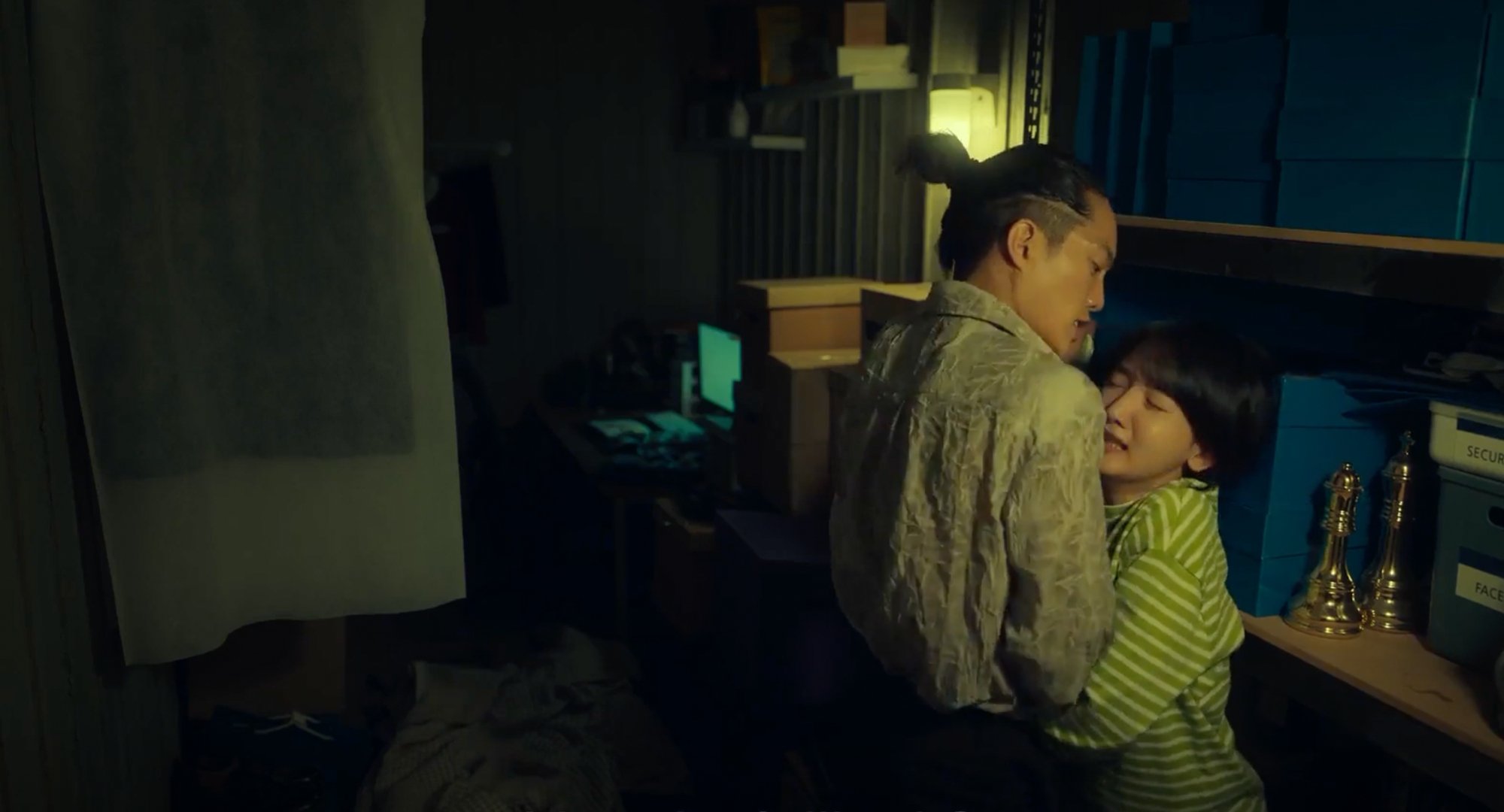 Myeong-o and Gyeong-ran in 'The Glory' Part 2 sex scene.