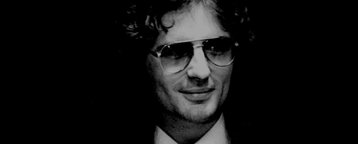 In the Netflix cult documentary Waco: American Apocalypse, David Koresh wears aviator sunglasses and a collared shirt.