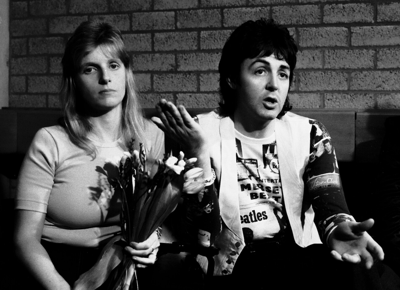 Paul McCartney and his wife Linda siting together in 1976.