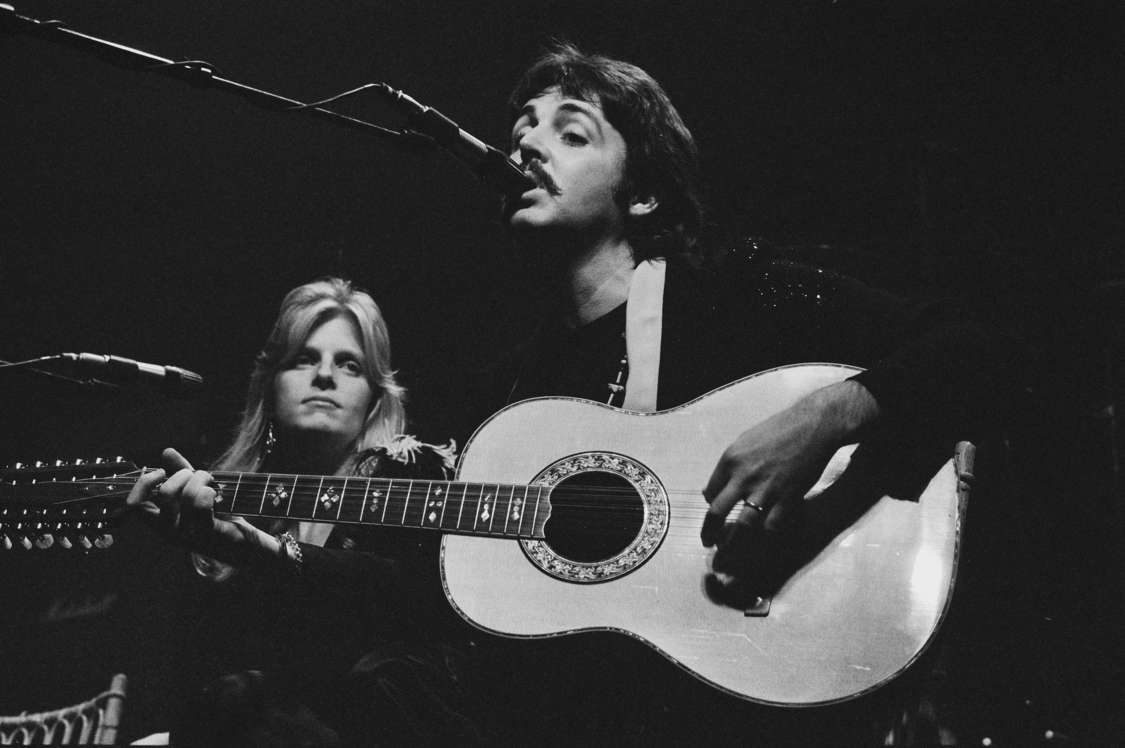 Linda McCartney and Paul McCartney perform during the Wings Over the World tour
