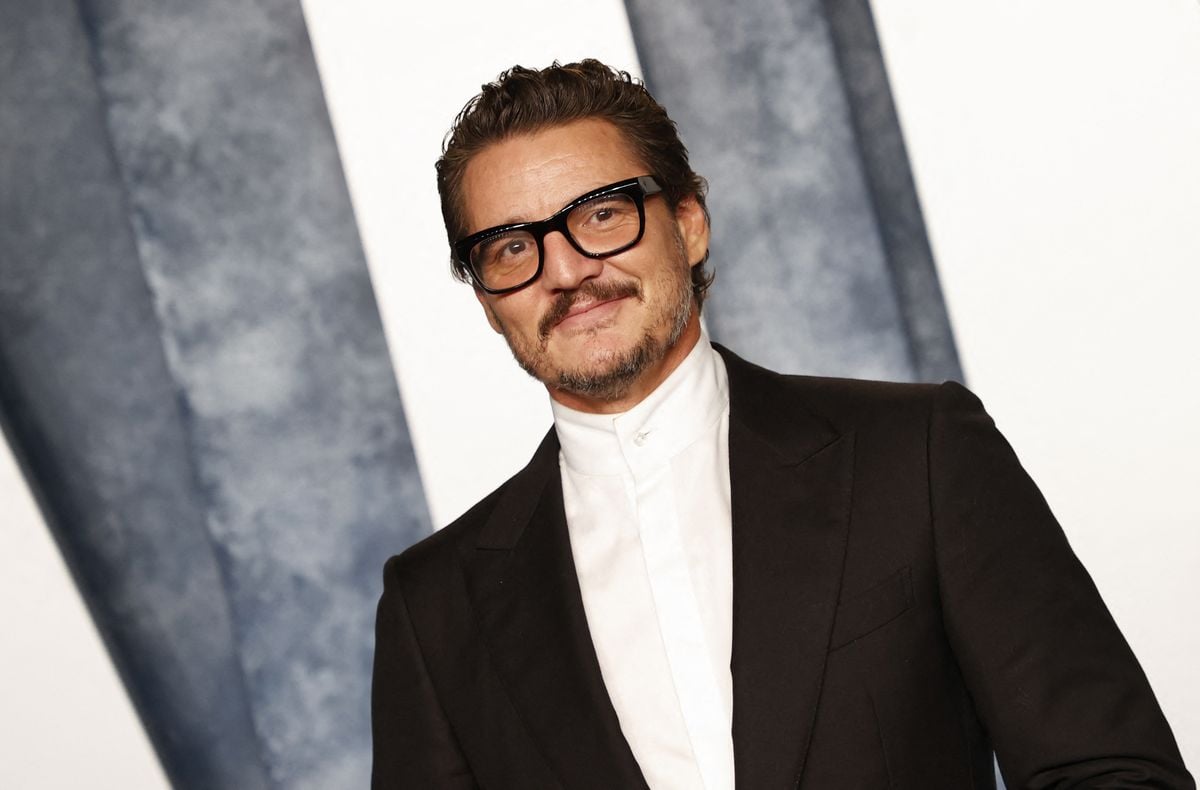 Pedro Pascal smiles for the camera at an Oscars party.