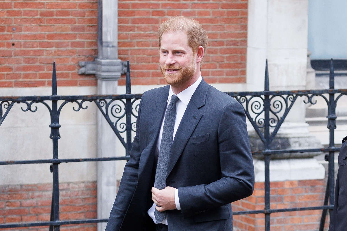 El príncipe Harry saliendo de las Cortes Reales de Justicia el 28 de marzo de 2023 en Londres, Inglaterra.