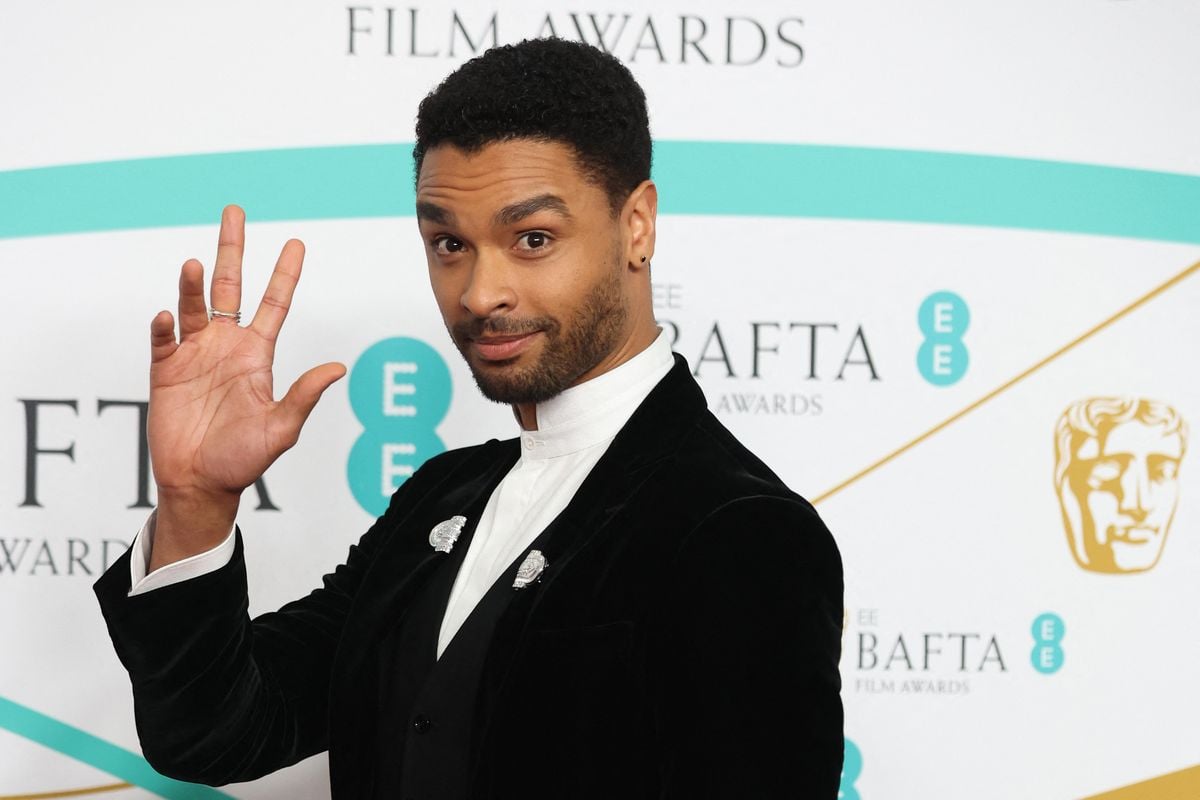 Rege Jean Page waves to the camera at the BAFTA awards