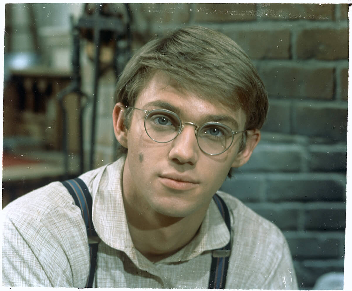 Richard Thomas, wearing glasses, as John-Boy Walton on 'The Waltons'
