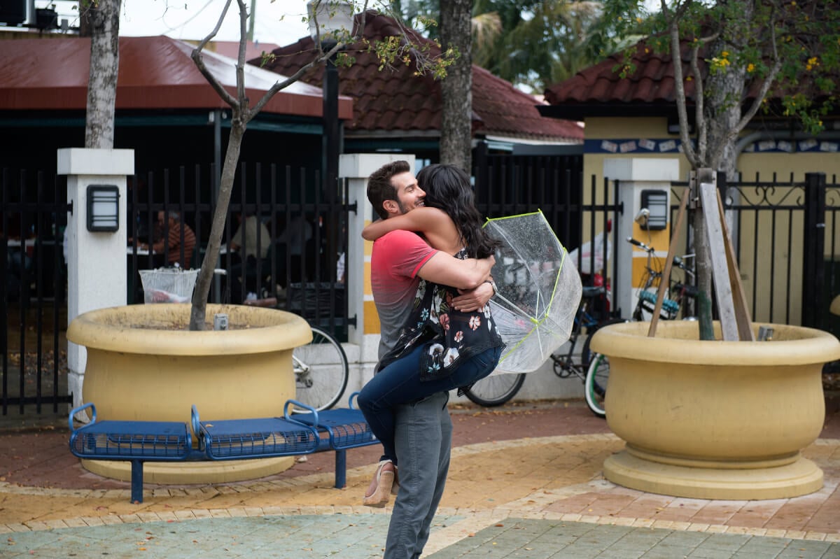 In The Bachelor franchise Rachel Lindsay demonstrates the hug jump with Bryan Abasolo.