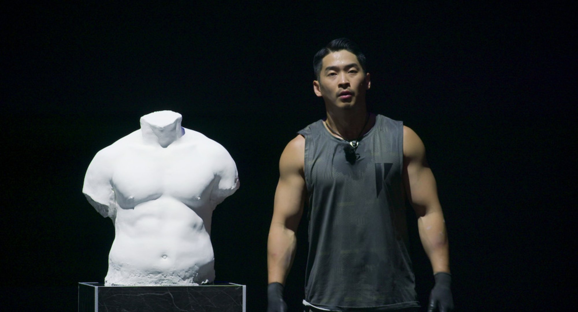 Yoo Jin-yong and his plaster bust on 'Physical 100.'