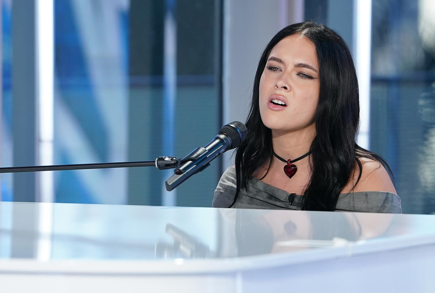 Kaeyra sings at the piano in her audition on American Idol Season 21 Episode 5.