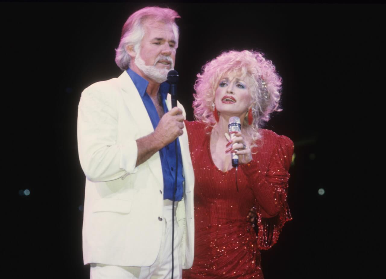 Kenny Rogers and Dolly Parton sing together.