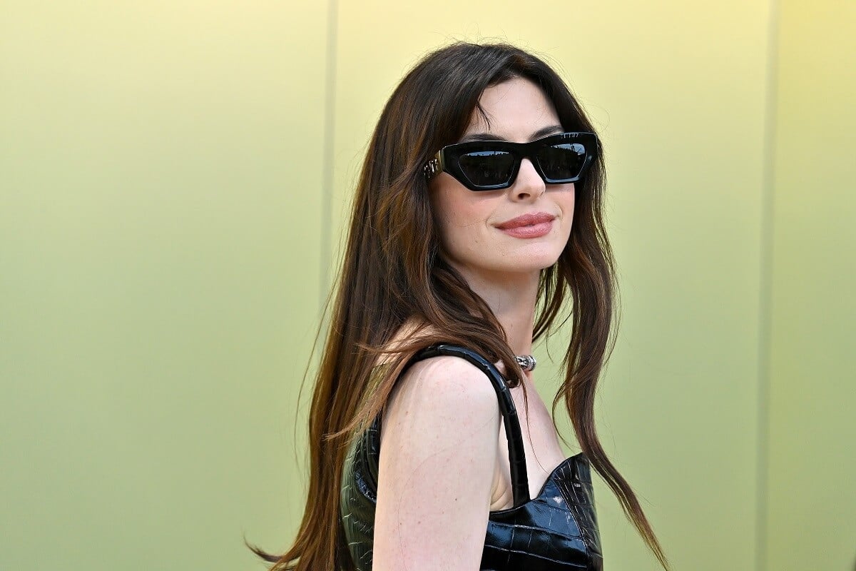 Anne Hathaway at the Versace FW23 Show.