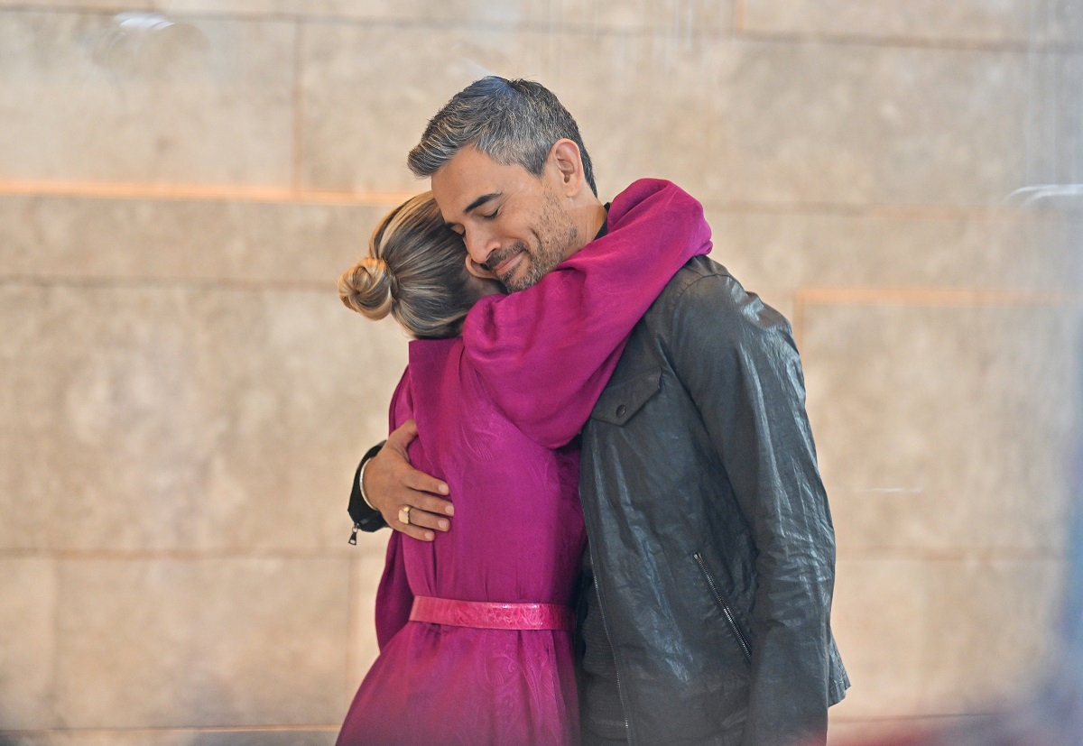 Carrie and Franklyn embrace on the filming set of 'And Just LIke That...' Franklyn appeared in the trailer for season 2 of 'And Just Like That....' but he probably isn't Carrie's next big love.